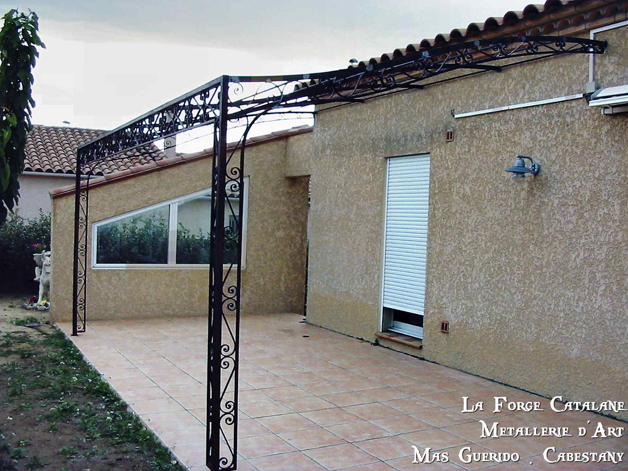 Pergola demi chapeau gendarme frise volutes sur pieds fer forge catalane cabestany.jpg